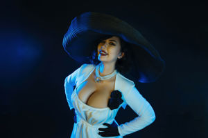 [Internet-beroemdheid COSER-foto] Uy Uy - Lady Dimitrescu