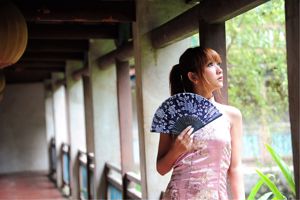 Ragazza taiwanese Tangtang "Cheongsam classico del giardino di Lin all'aperto"